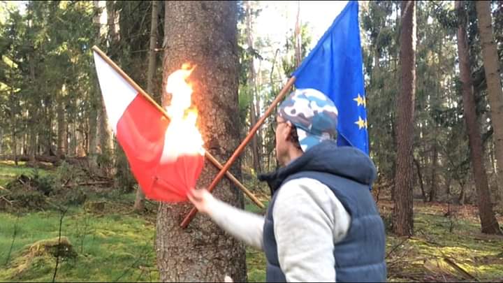 Przedstawiciel LGBT pali podczas święta flagę Polski