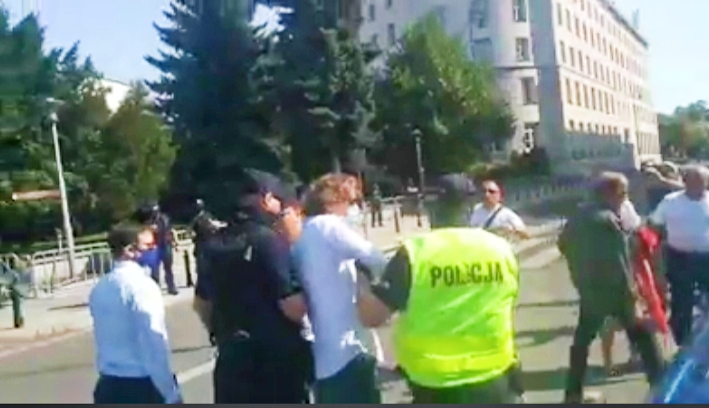VIDEO! Dziennikarz TVN24 zaatakował uczestnika protestu. 12.09.2020