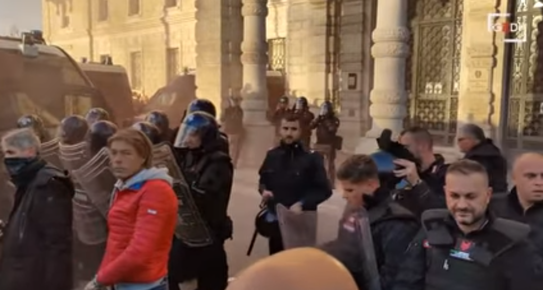 We Włoszech funkcjonariusze policji zdjęli kaski przed protestującym tłumem. Nagranie