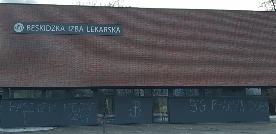 Napisy na ścianach Beskidzkiej Izby Lekarskiej w Bielsku-Białej “faszyzm medyczny”.