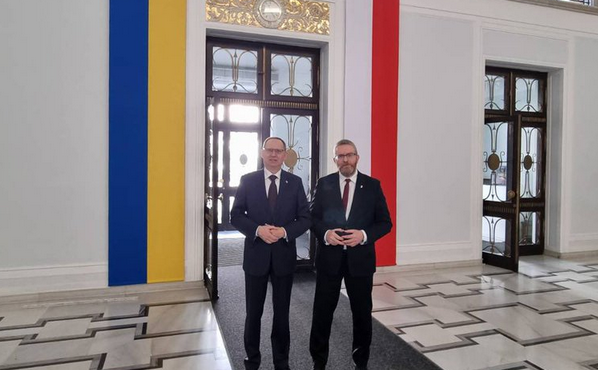 U wejścia do Sejmu pierwszeństwo ma flaga obcego państwa!